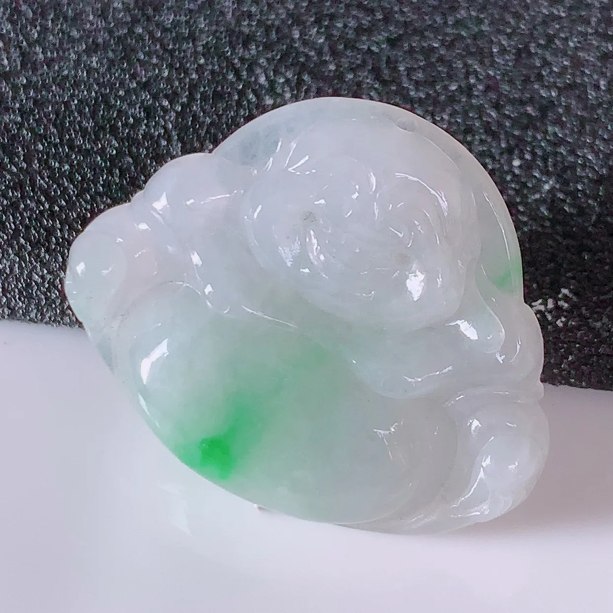 自然光实拍，冰润飘绿佛公翡翠吊坠，翠色灵动，佩戴效果时尚出众，尽显气质，玉质细腻，美感十足。#57.2