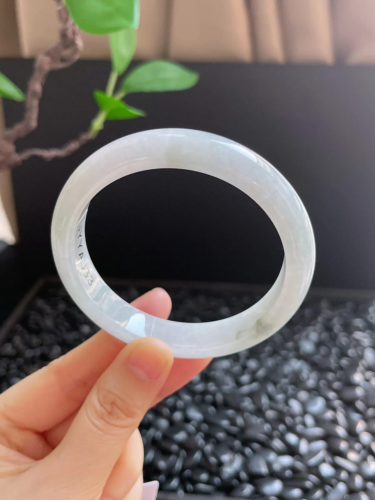 正圈57.9圈口，翡翠糯化种淡绿色手镯