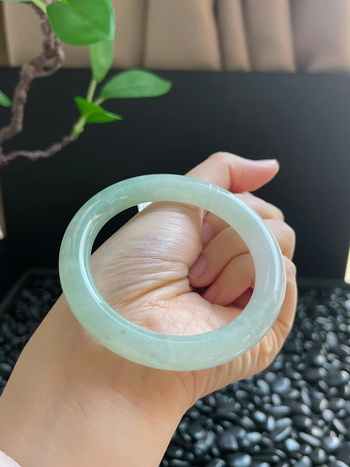 圆镯54圈口，翡翠冰糯种淡绿色手镯