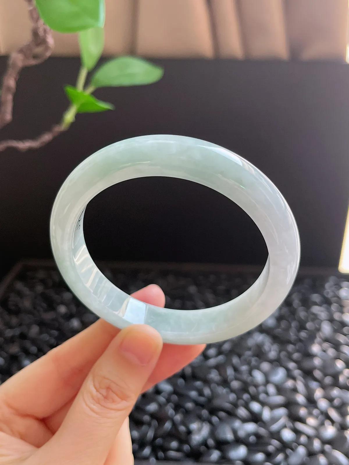 正圈57.8圈口，翡翠糯化种淡绿色手镯