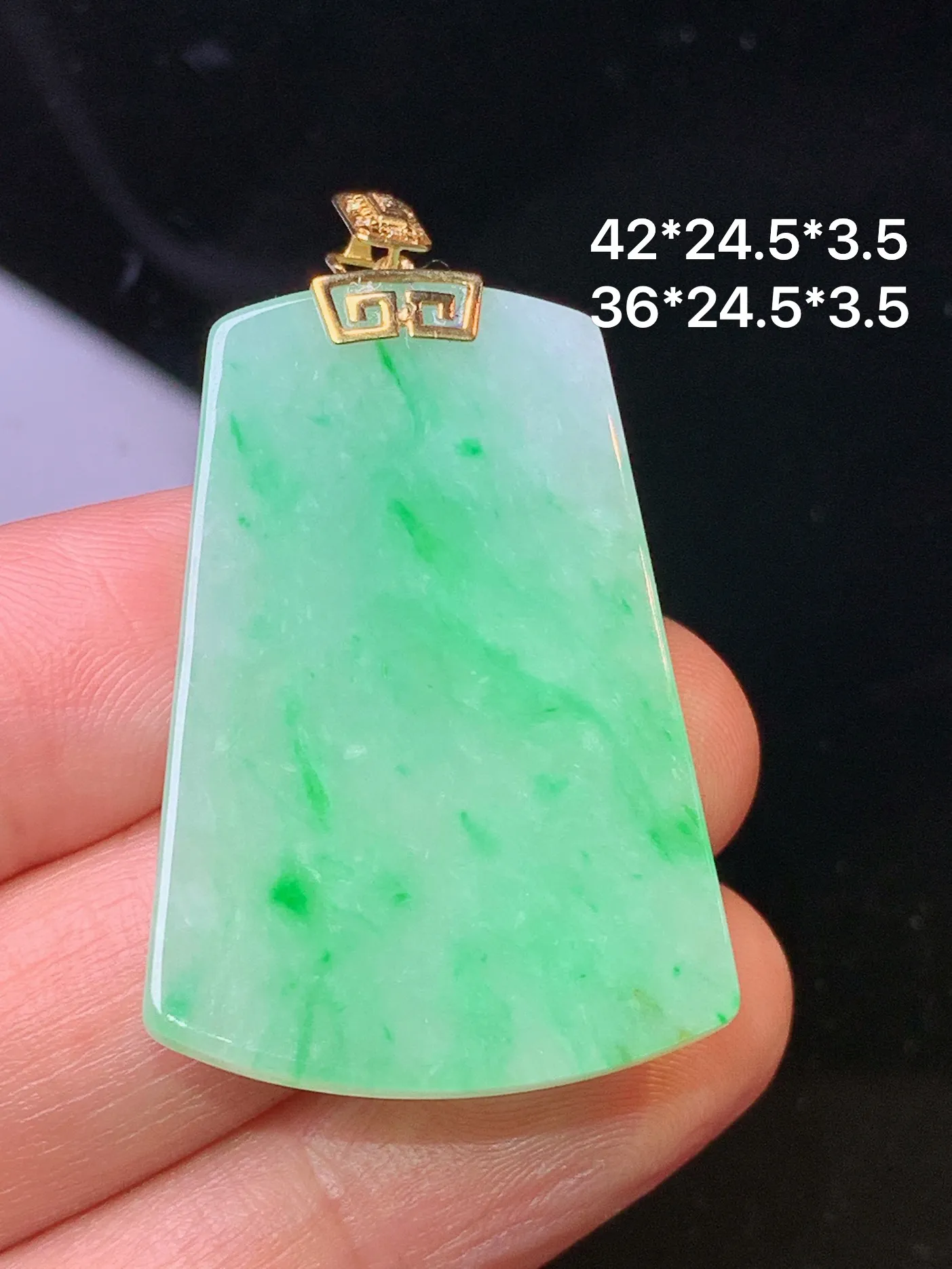 18k金镶嵌翠绿无事牌吊坠 玉质细腻 色泽清新艳丽 整体尺寸42*24.5*3.5
