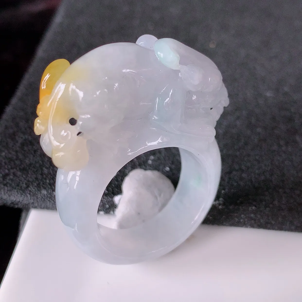 自然光实拍，特色冰黄加绿貔貅扳指，21.2mm内径冰三彩翡翠扳指，冰润指环，玉扳指，戒指，财源滚滚，玉质细腻起胶，26圈口，种水 好！#1.30尺寸41.8-21.2*16*11