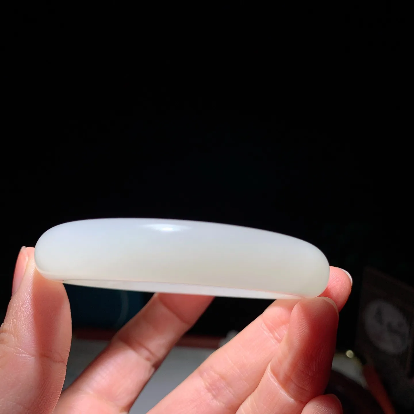 53圈口 和田玉白玉手镯。53圈口条宽12厚9重52克 玉质细腻油润。手推出油。佩戴高端大气。lt250103