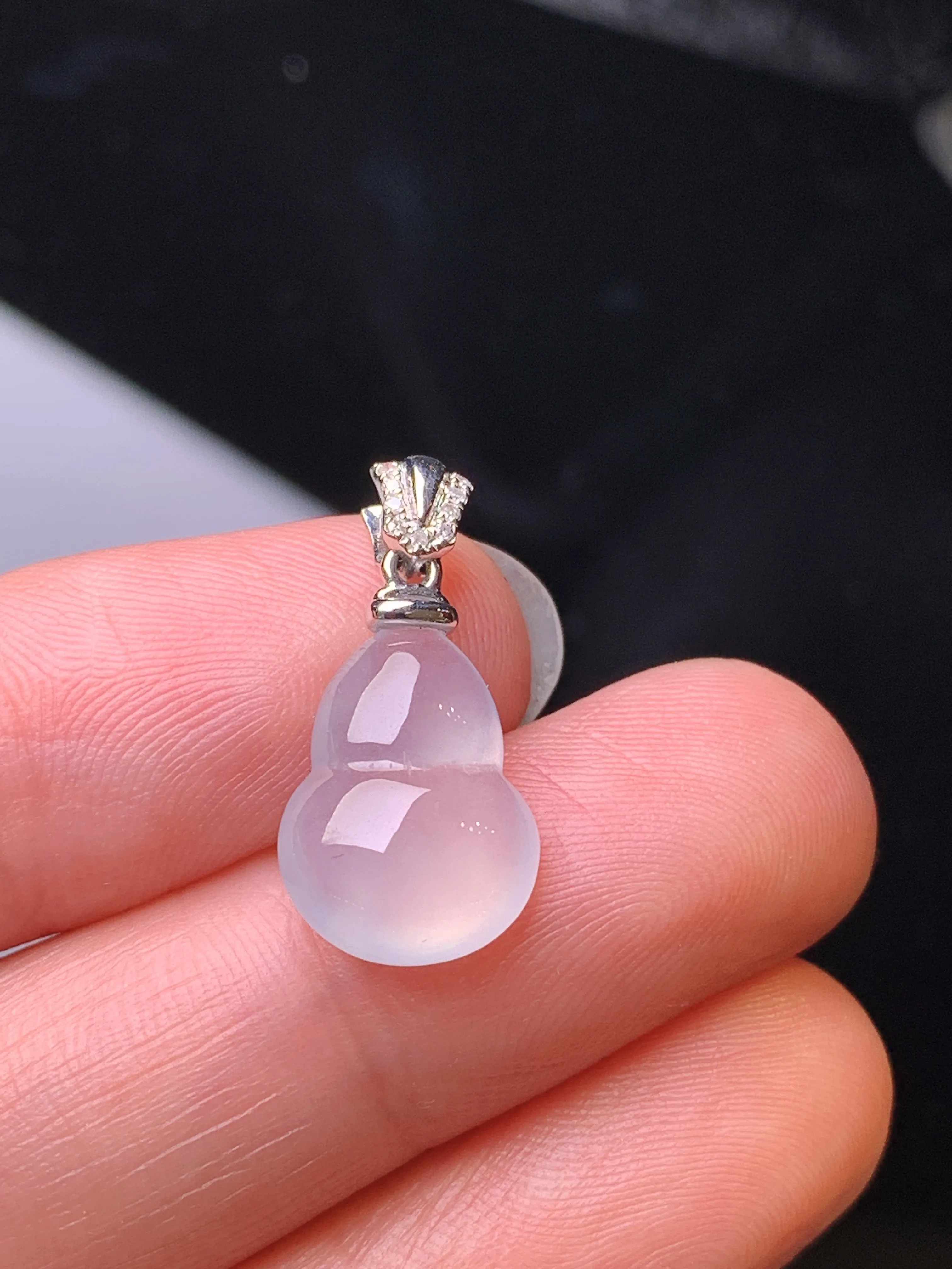 18k金钻镶嵌冰种葫芦吊坠 玉质细腻 色泽清新艳丽 整体尺寸20*10*4.5