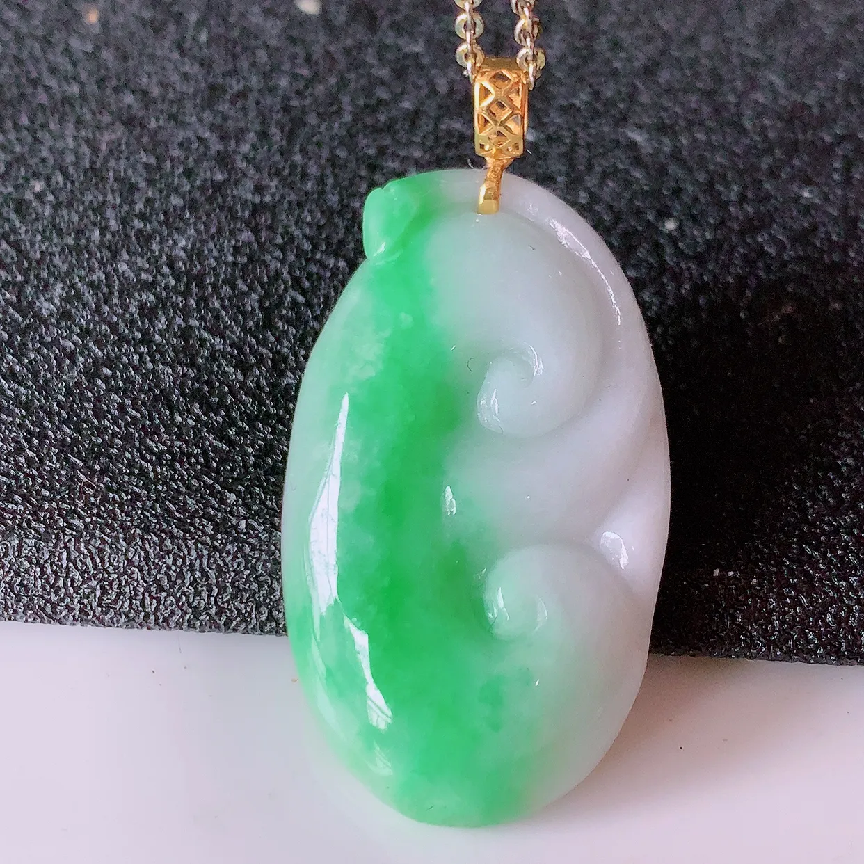 18K金镶嵌飘绿翡翠如意吊坠，简单的镶嵌设计、让玉坠百搭又精致，寓意着吉祥， 事事如意！#1.30