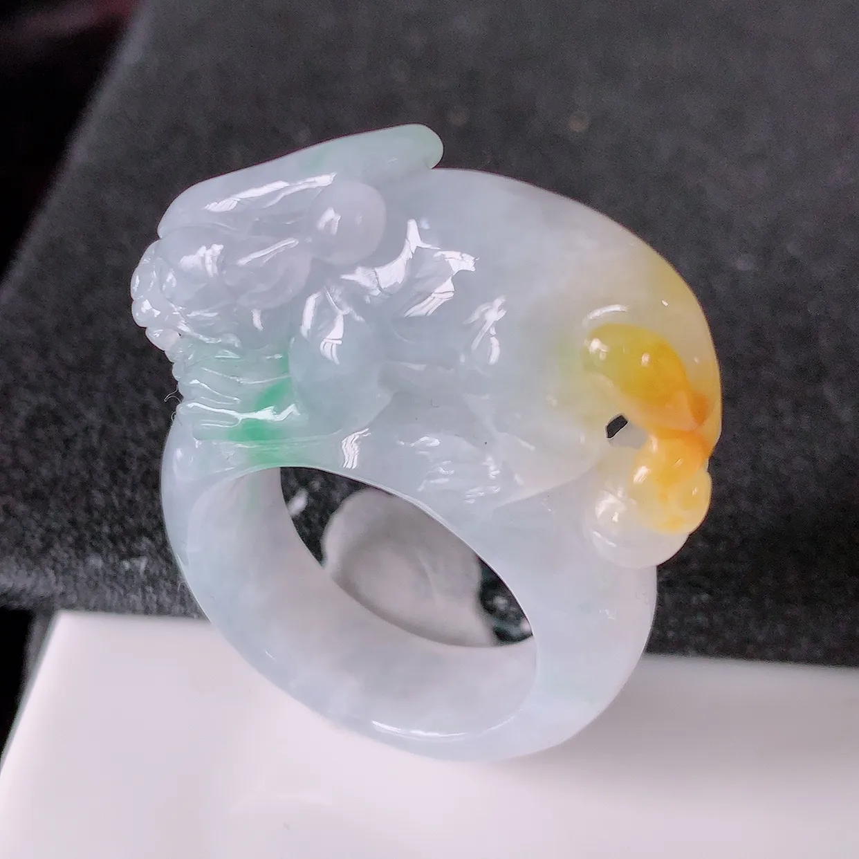 自然光实拍，特色冰黄加绿貔貅扳指，21.2mm内径冰三彩翡翠扳指，冰润指环，玉扳指，戒指，财源滚滚，玉质细腻起胶，26圈口，种水 好！#1.30尺寸41.8-21.2*16*11