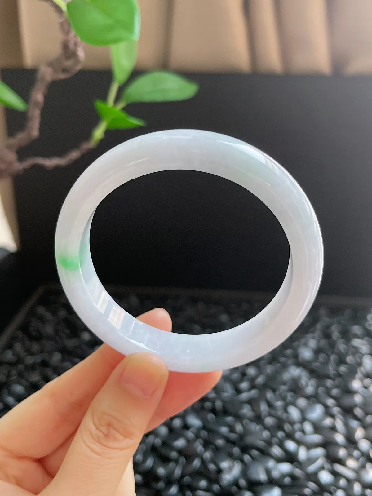 正圈56.7圈口，翡翠糯化种飘绿手镯