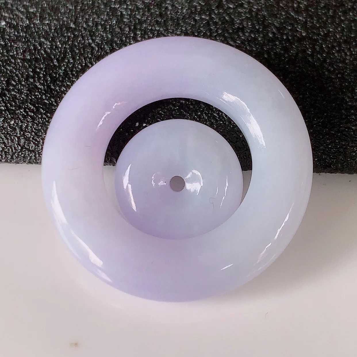 自然光实拍，冰润紫罗兰翡翠平安母子扣吊坠，翠色灵动，佩戴效果时尚出众，尽显气质， 玉质细腻，美感十足。#1.30