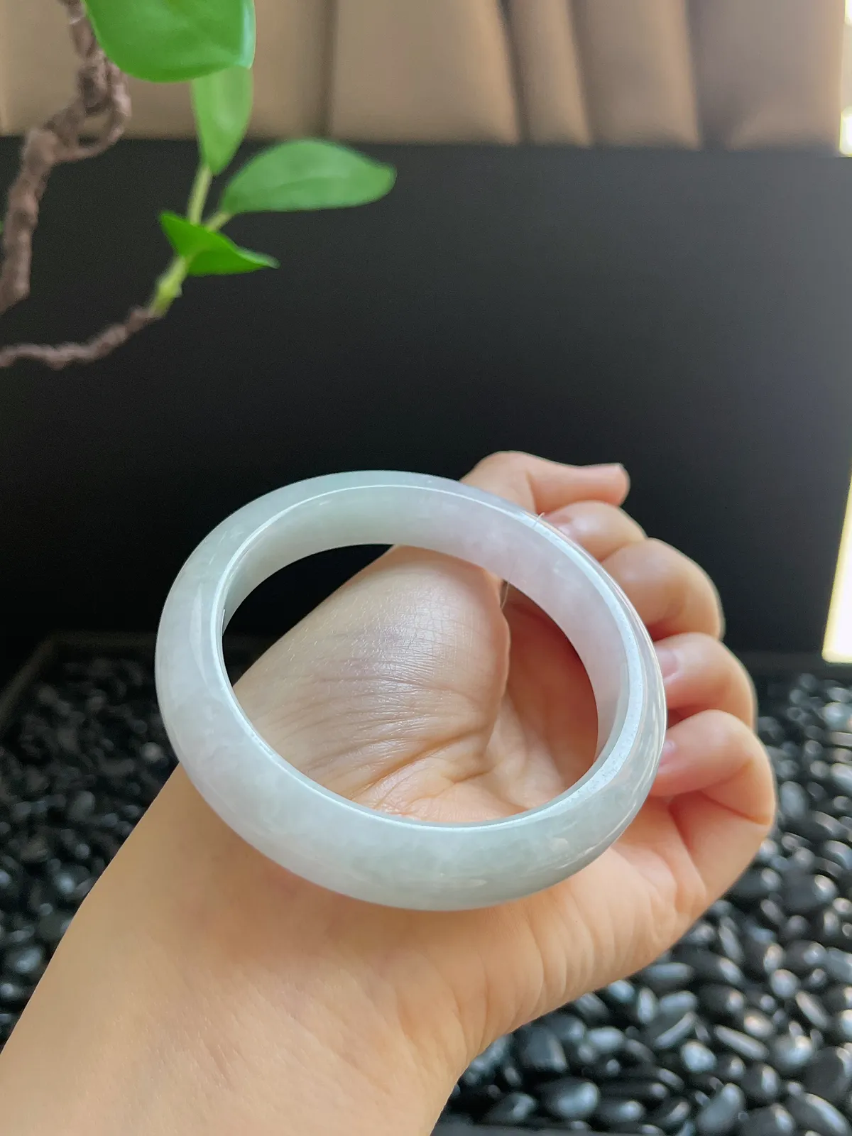 正圈54.8圈口，翡翠糯化种淡绿色手镯