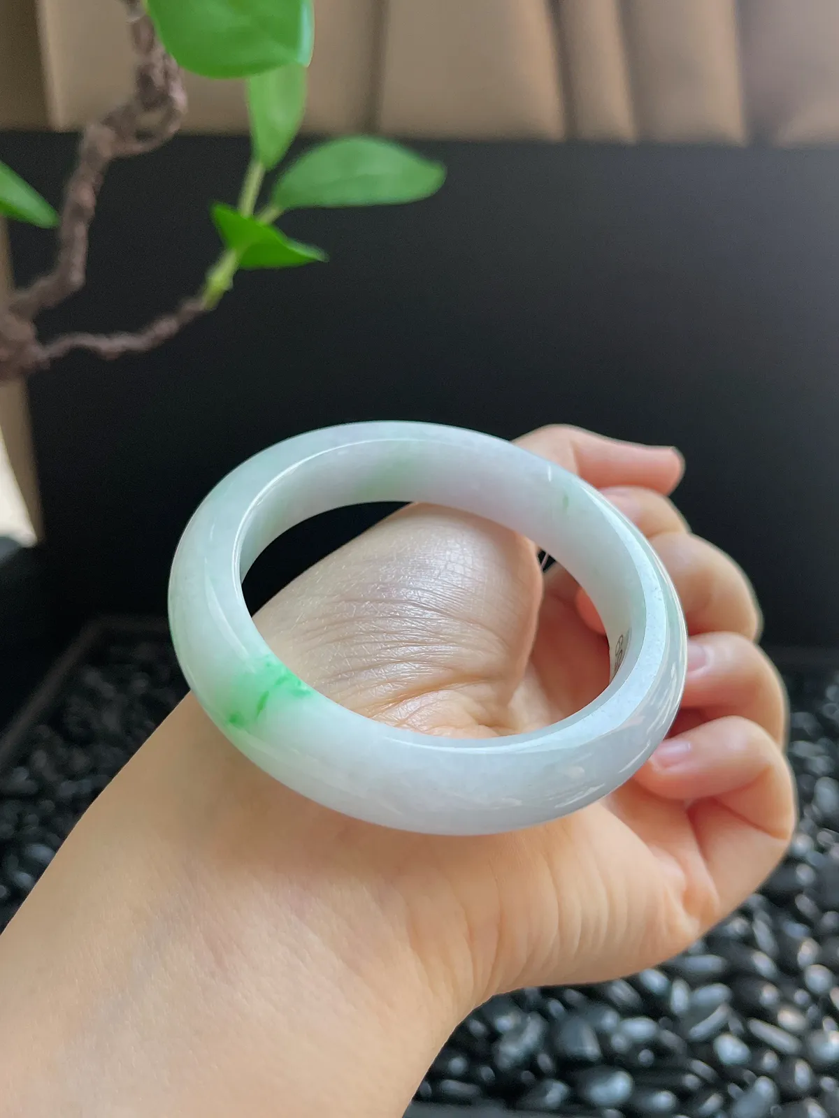 正圈51.7圈口，翡翠糯化种飘绿手镯