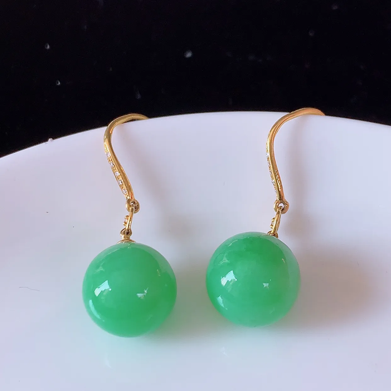 18k金镶嵌满绿翡翠圆珠耳坠，沁人心脾，耳坠佩戴效果大气出众，尽显气质。种水好，胶感足，颜相当漂亮，高性价比，值得入手品鉴！#83.2整体29.5裸石11