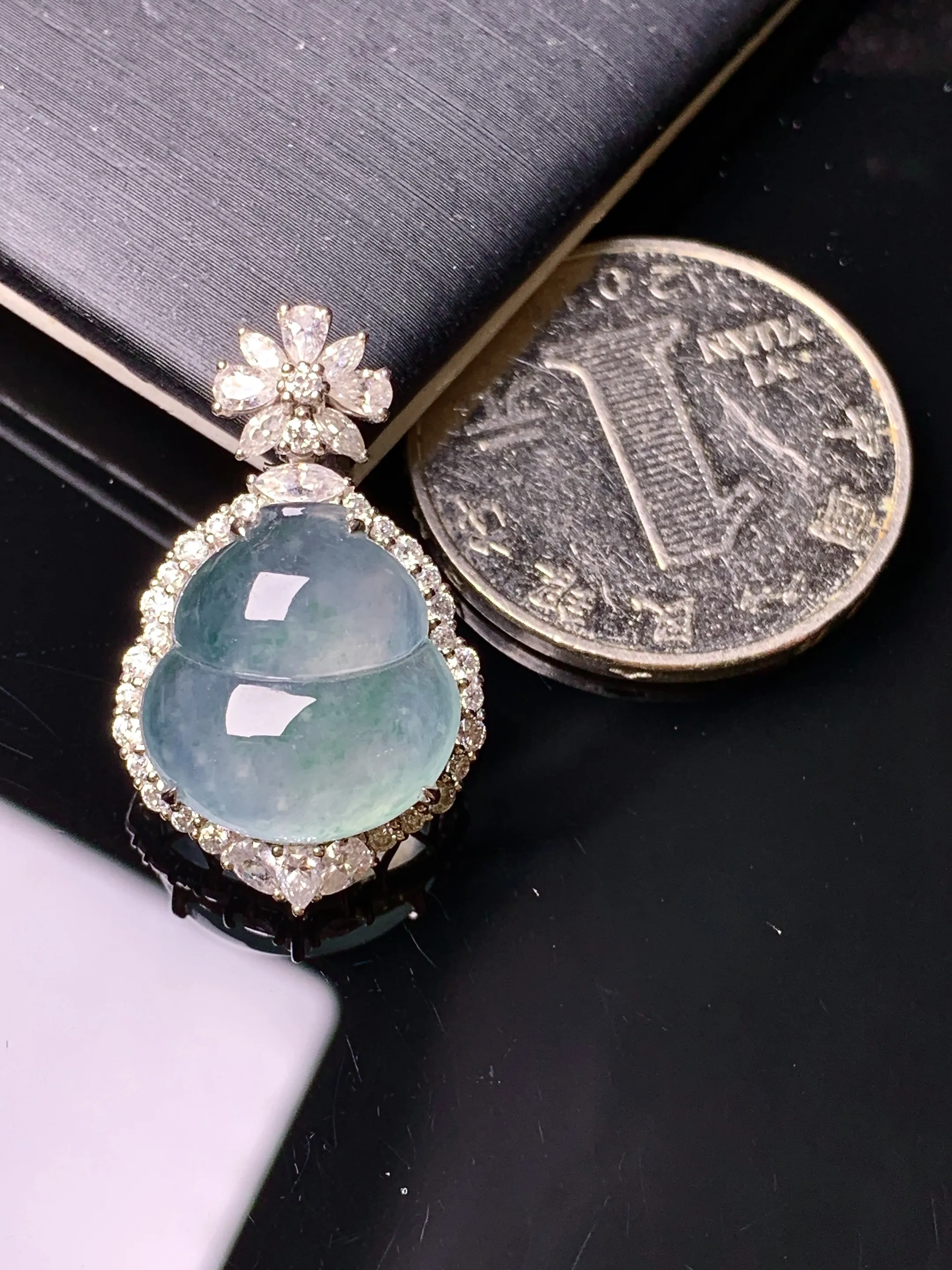 18k金钻镶嵌冰种葫芦吊坠 玉质细腻 色泽清新艳丽 整体尺寸26.6*16.2*9.5