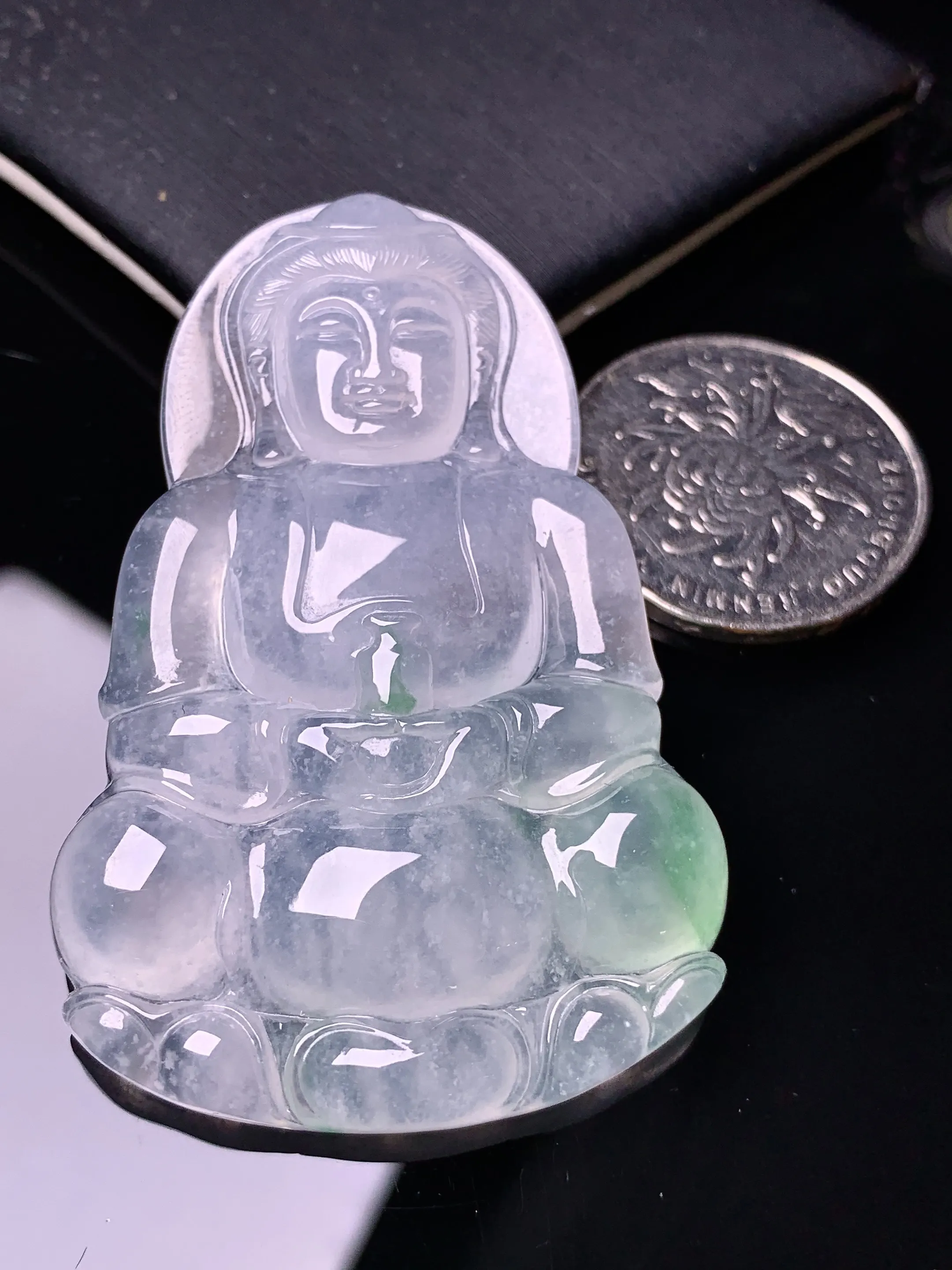 冰种飘绿观音菩萨吊坠 玉质细腻 色泽清新艳丽 整体尺寸57.2*38.3*6.3