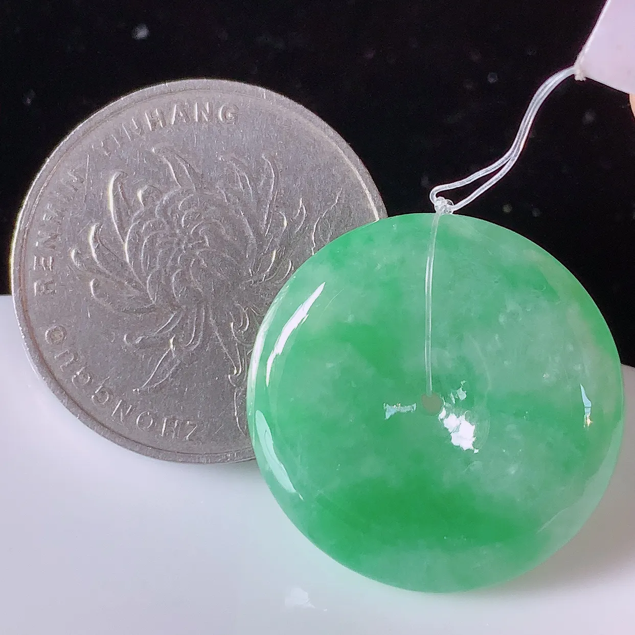 自然光实拍，冰润飘绿翡翠平安扣吊坠，形体饱满圆润，平安扣肥嘟嘟的，平平安安，种水很好，配戴精美！#49.2