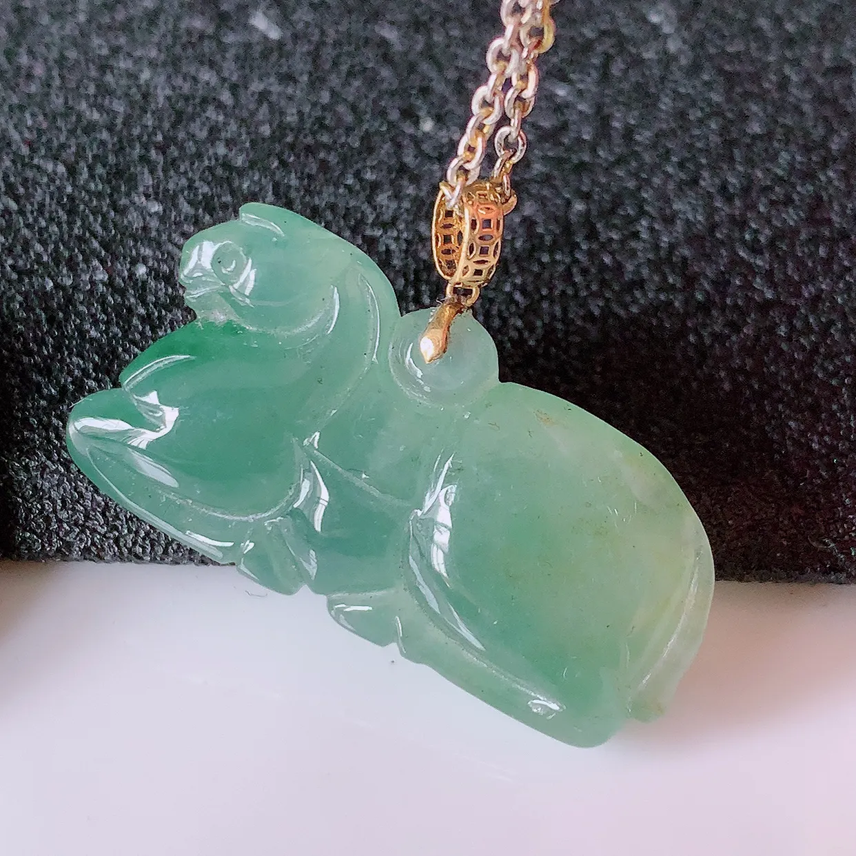 18K金镶嵌冰种黄加绿翡翠生肖马上有钱吊坠，种老水足，雕工精湛 ，寓意美好， 佩戴时尚出众！#1.30