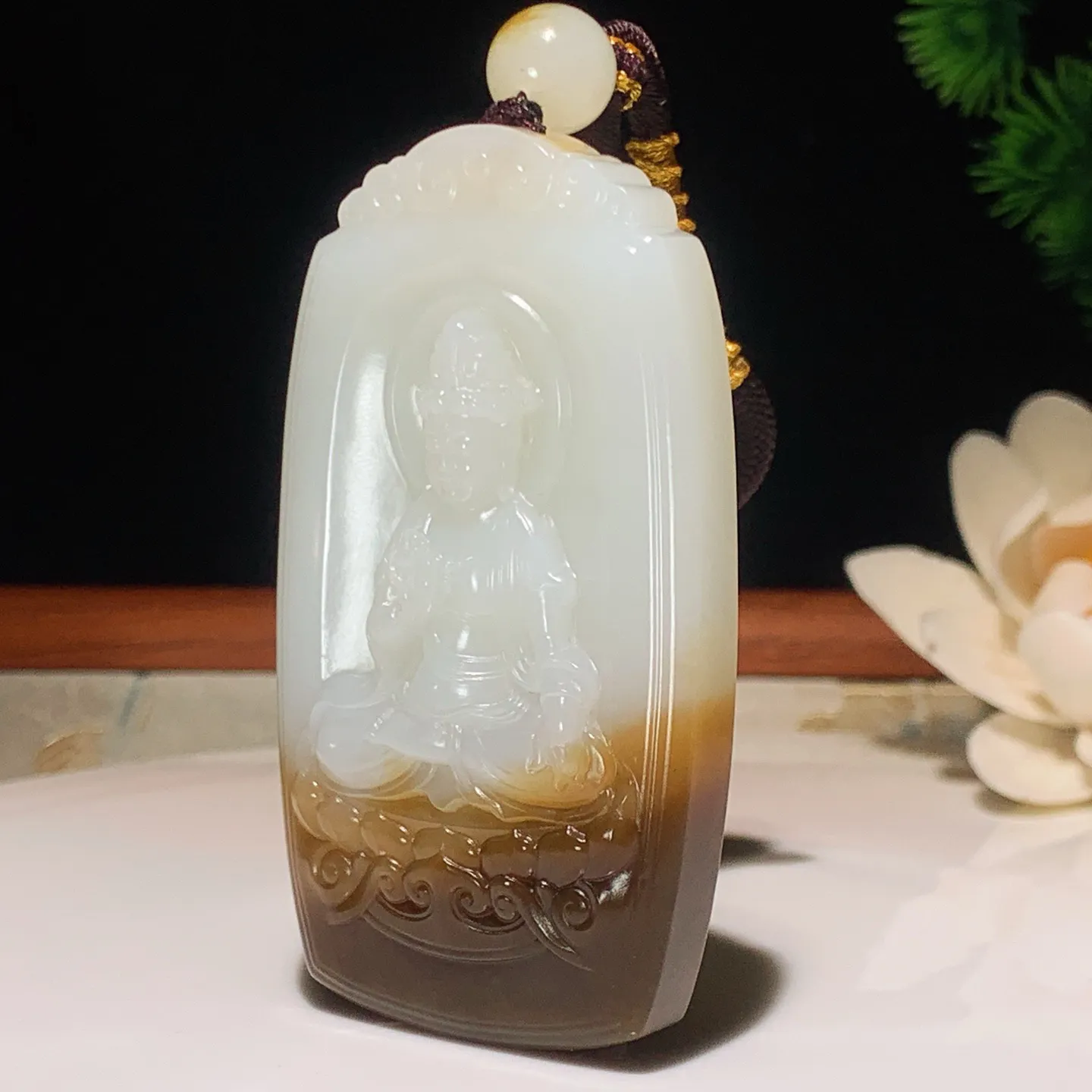 新疆和田玉羊脂白且末糖坐莲观音牌子挂件。尺寸70/39/13重71克 无裂无杂 玉质细腻油润 底色纯净 脂粉好，品质好。lt250103