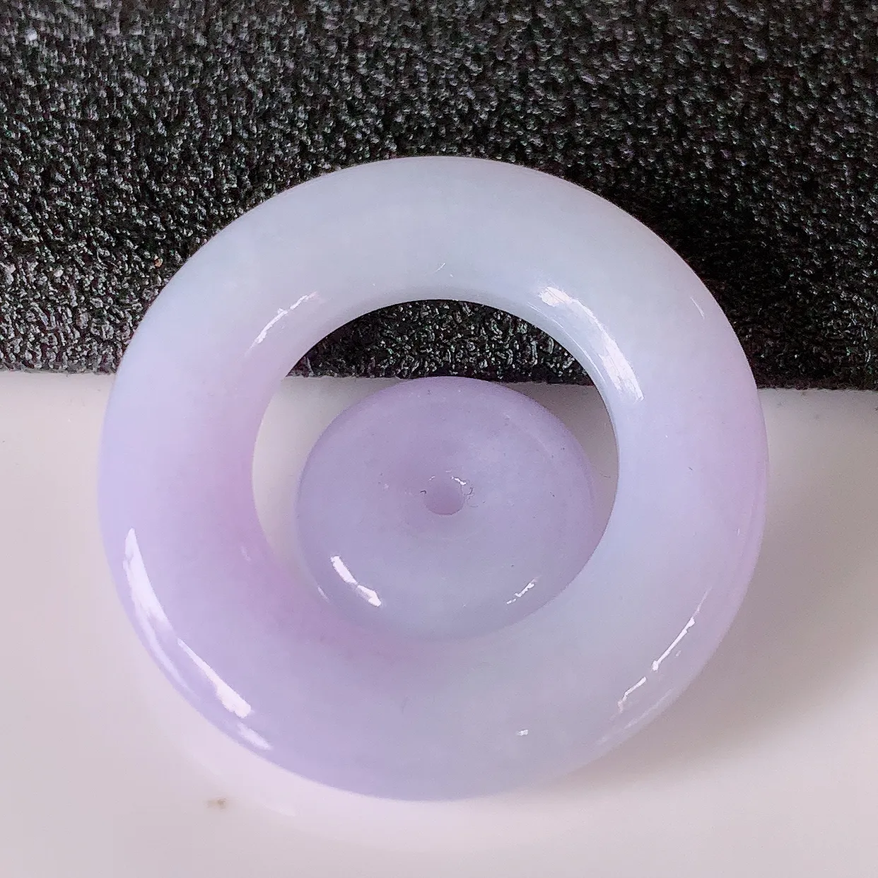 自然光实拍，冰润紫罗兰翡翠平安母子扣吊坠，翠色灵动，佩戴效果时尚出众，尽显气质， 玉质细腻，美感十足。#1.30