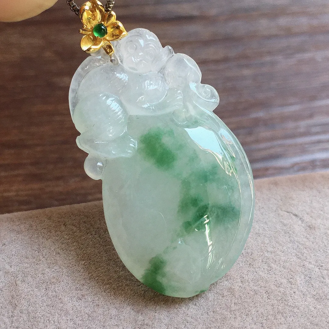飘花灵猴献瑞吊坠，18k金镶嵌，冰润细腻，品相好，种水足，Xz 尺寸35.5*20.7*6.1