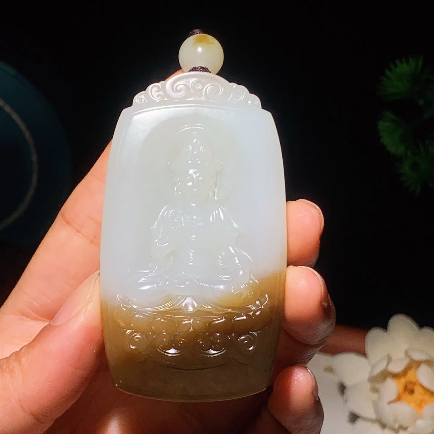 新疆和田玉羊脂白且末糖坐莲观音牌子挂件。尺寸70/39/13重71克 无裂无杂 玉质细腻油润 底色纯净 脂粉好，品质好。lt250103