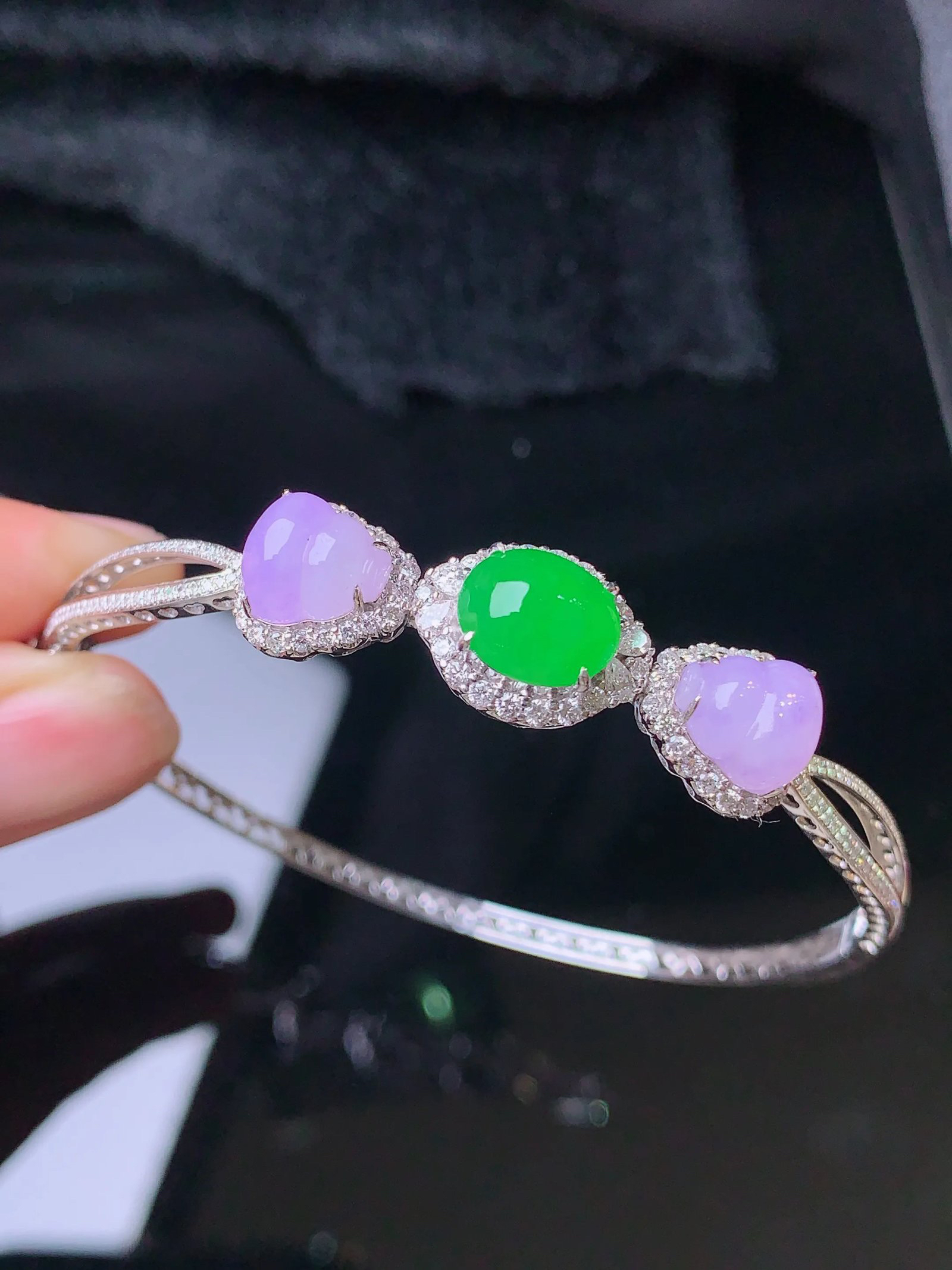 18k金钻镶嵌满绿蛋面手镯 玉质细腻 色泽艳丽 圈口55.5整体尺寸8.8*7.6*4.6