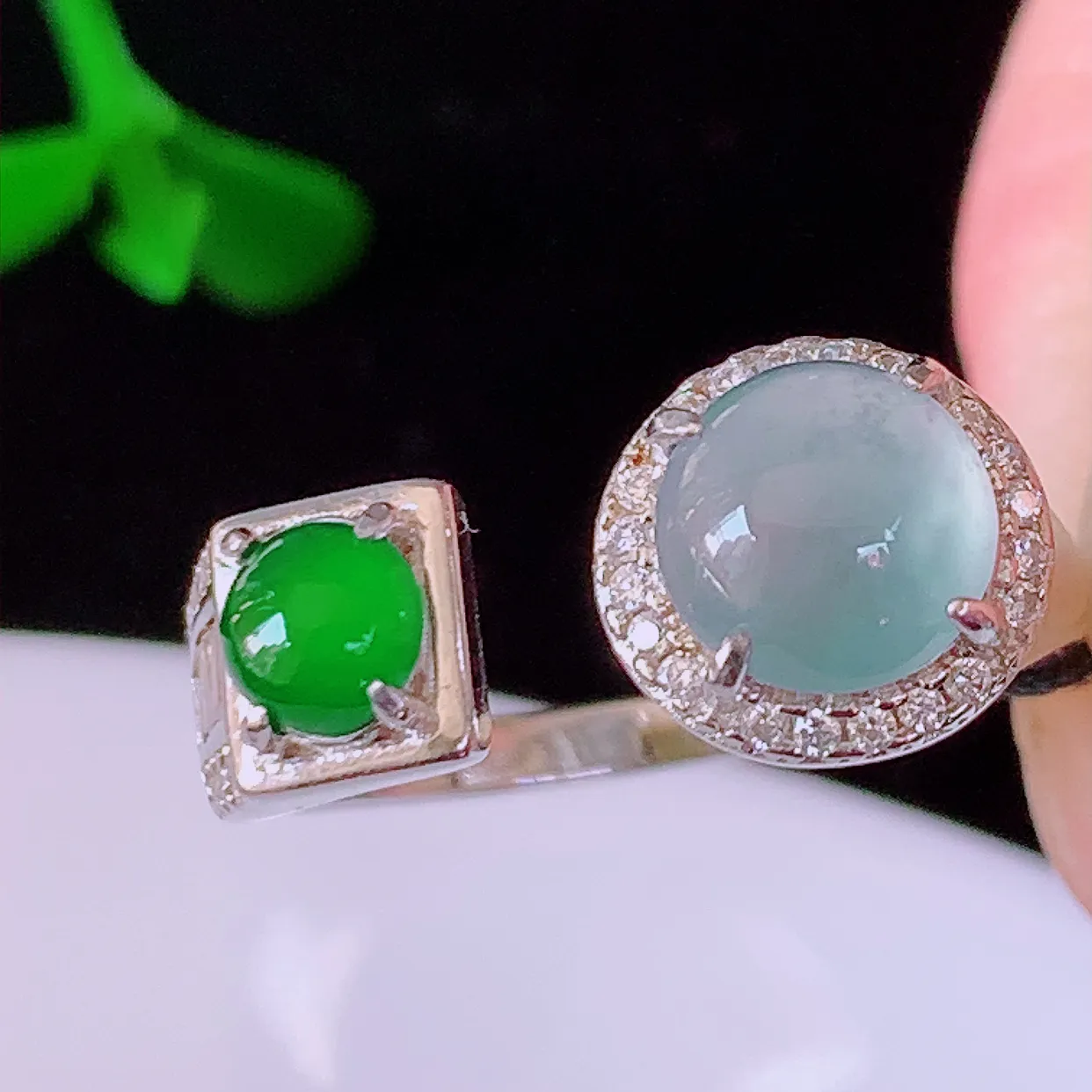 冰透满绿翡翠925银镶嵌戒指，自然光实拍，翠色灵动，颜色漂亮，种老水足，品相佳，佩戴佳品！#97.2