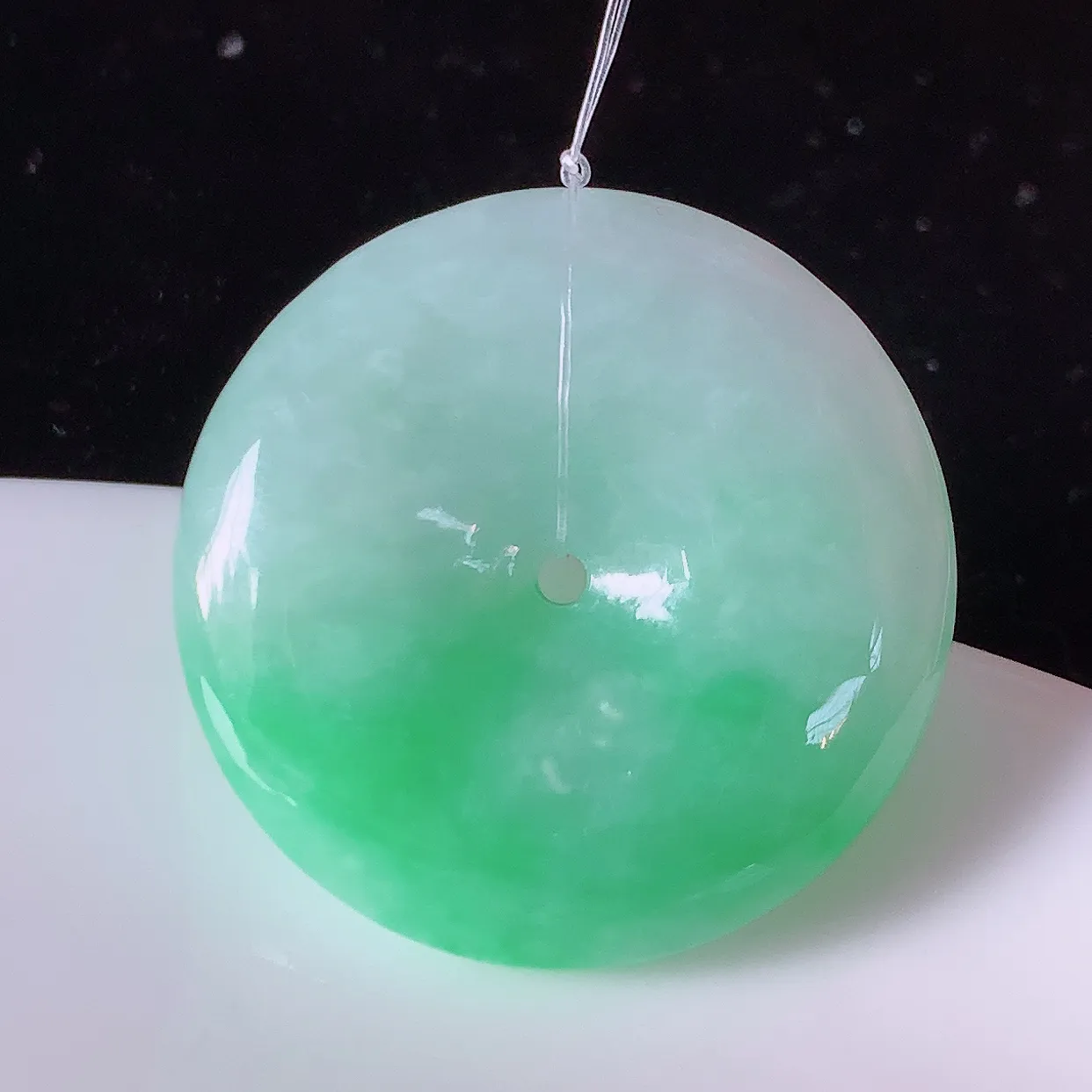 自然光实拍，水润飘绿翡翠平安扣吊坠，形体饱满圆润，平安扣肥嘟嘟的，平平安安，种水很好，配戴精美！#49.2