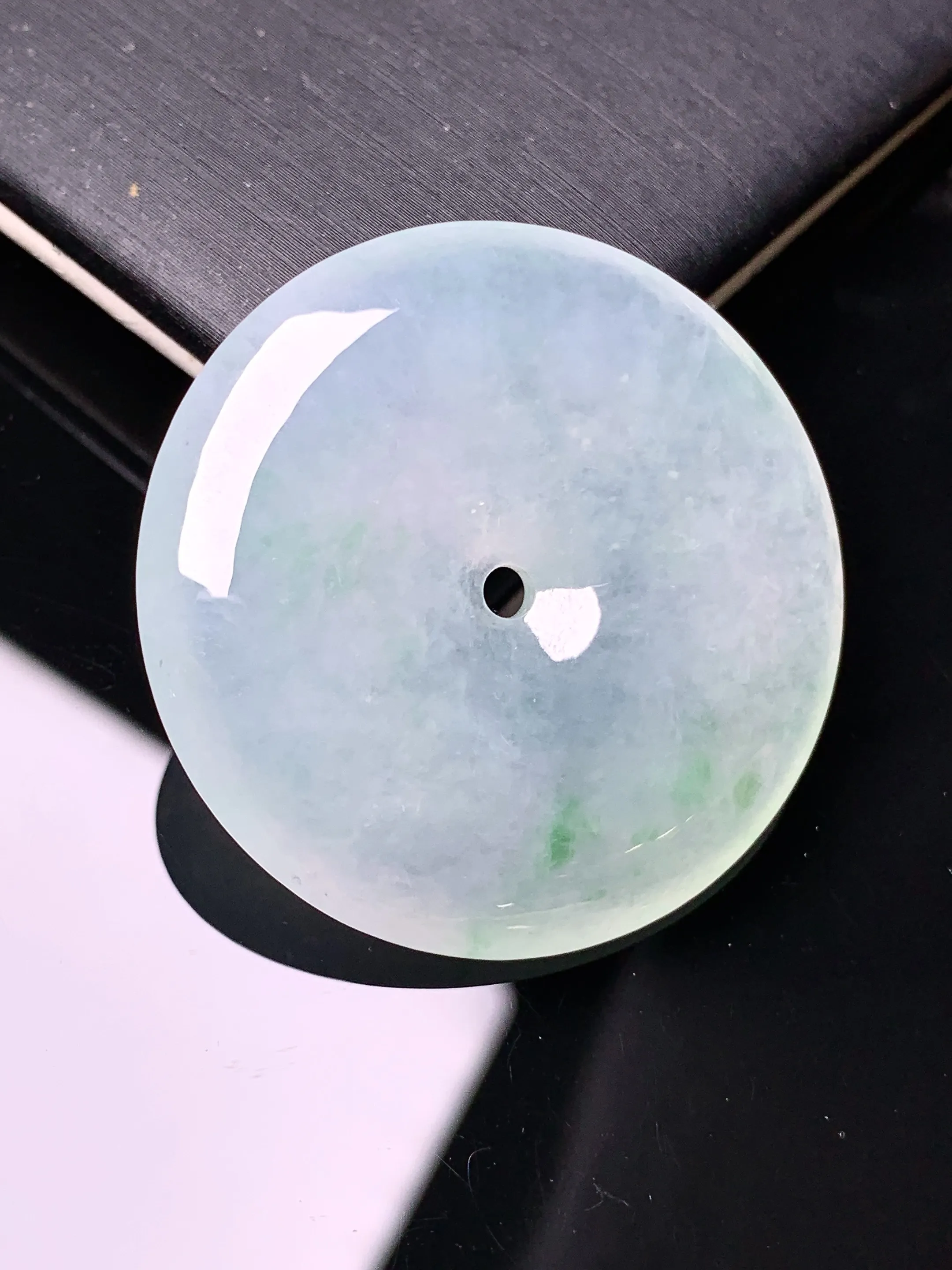 冰种飘绿平安扣吊坠 玉质细腻 色泽清新艳丽 整体尺寸34.5*5.8