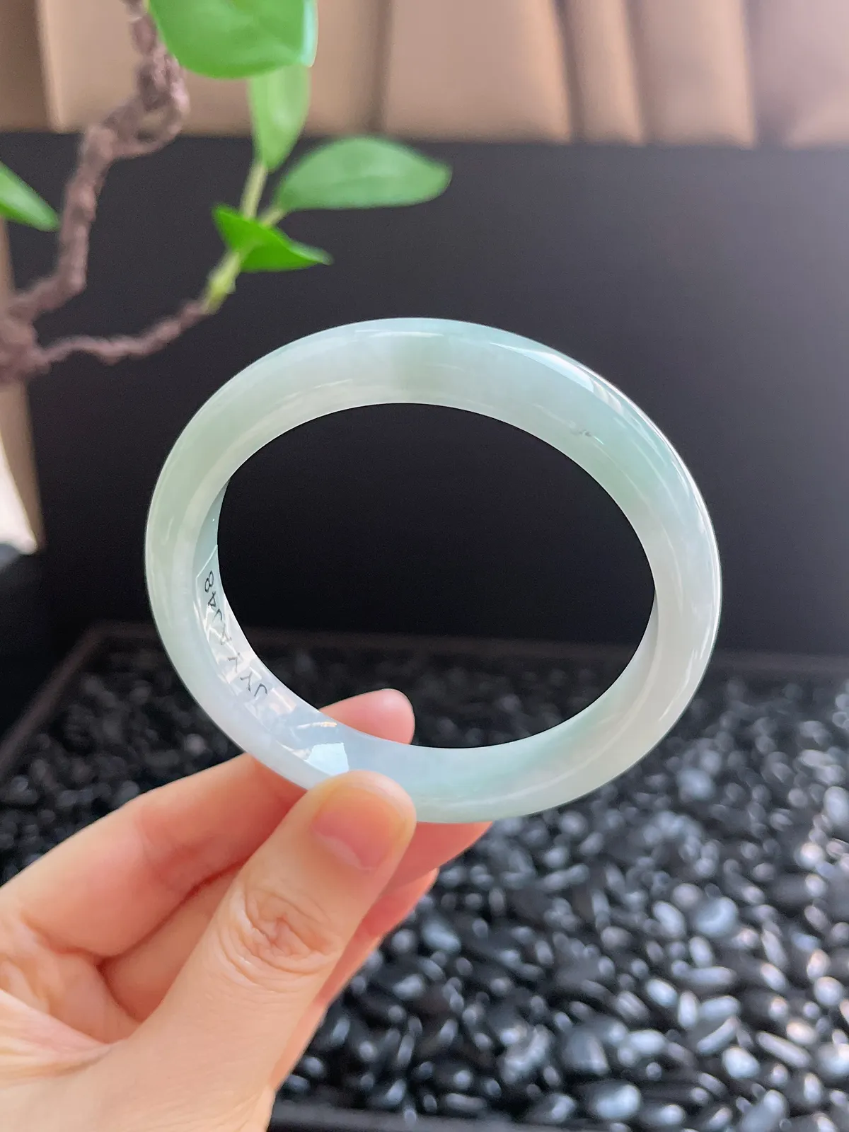 正圈57.6圈口，翡翠糯化种淡绿色手镯