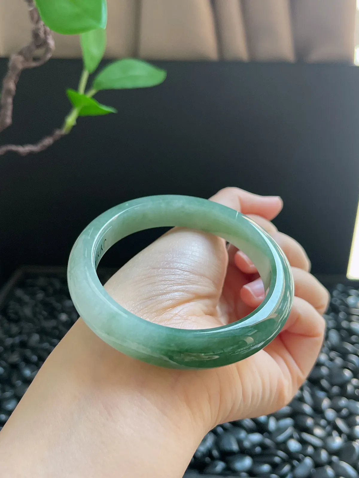 正圈56.7圈口，翡翠糯化种绿色手镯