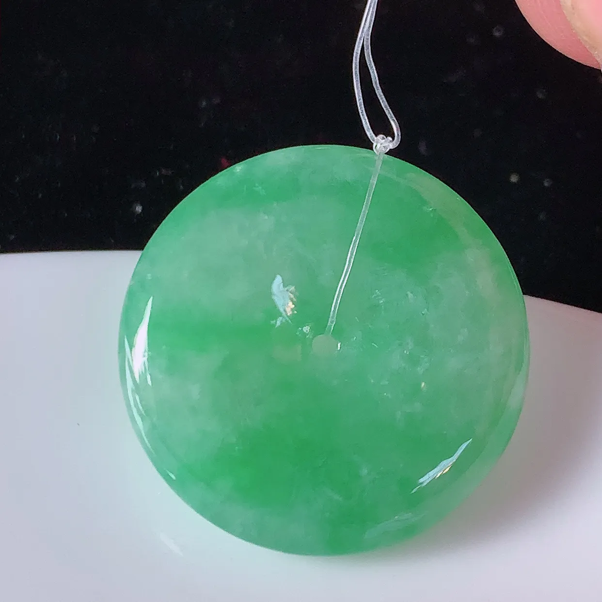 自然光实拍，冰润飘绿翡翠平安扣吊坠，形体饱满圆润，平安扣肥嘟嘟的，平平安安，种水很好，配戴精美！#49.2