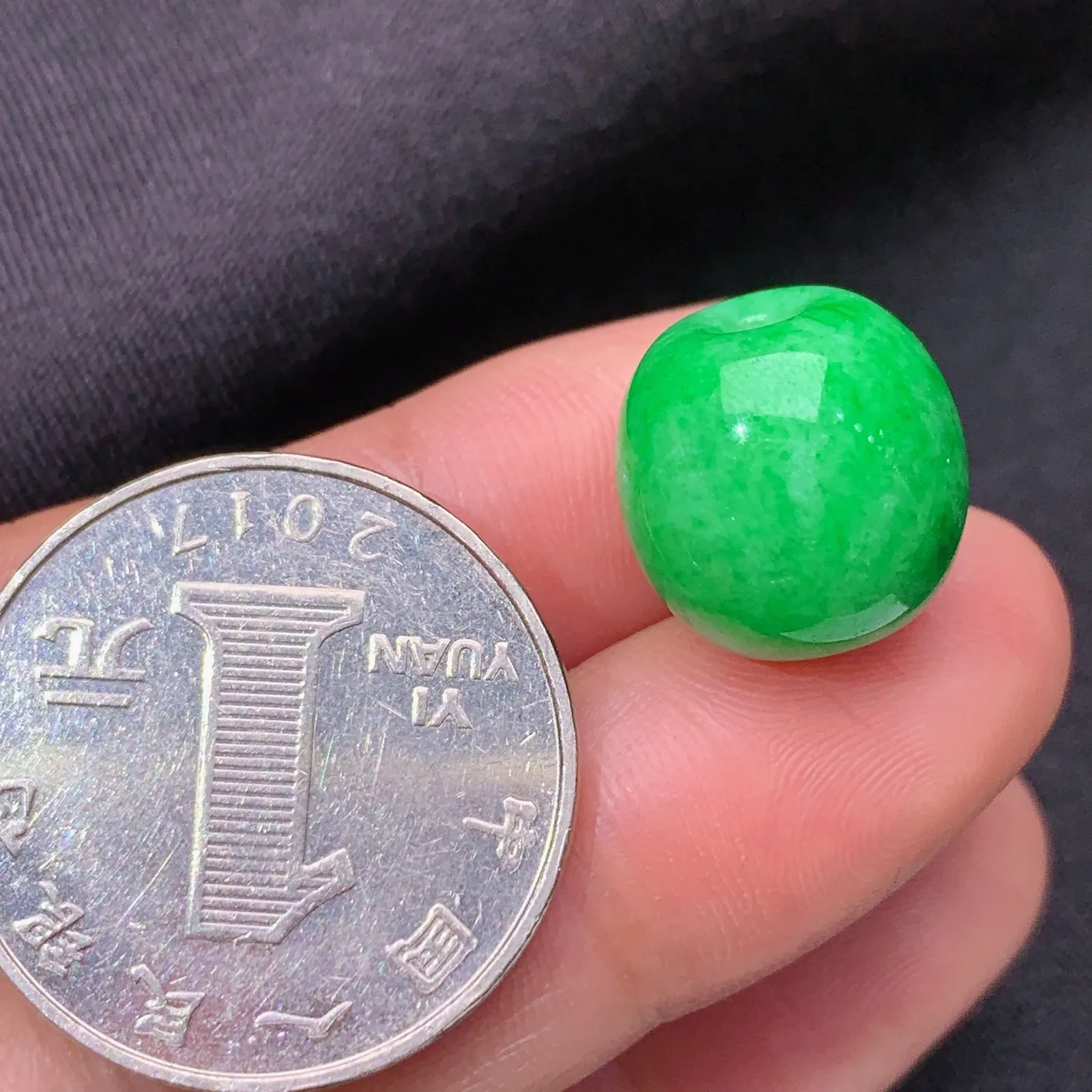 阳绿路路通，冰润色阳，玉质细腻，种水足，Qx 尺寸13*13.1