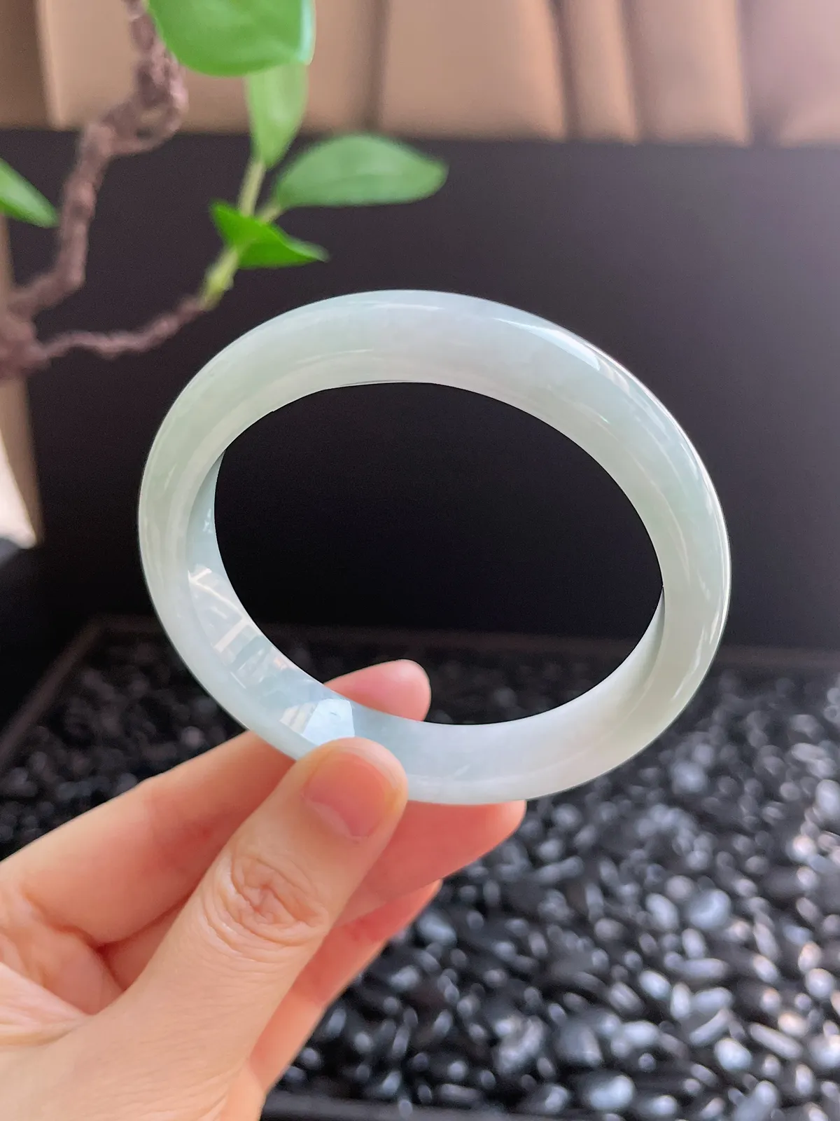 正圈57.6圈口，翡翠糯化种淡绿色手镯