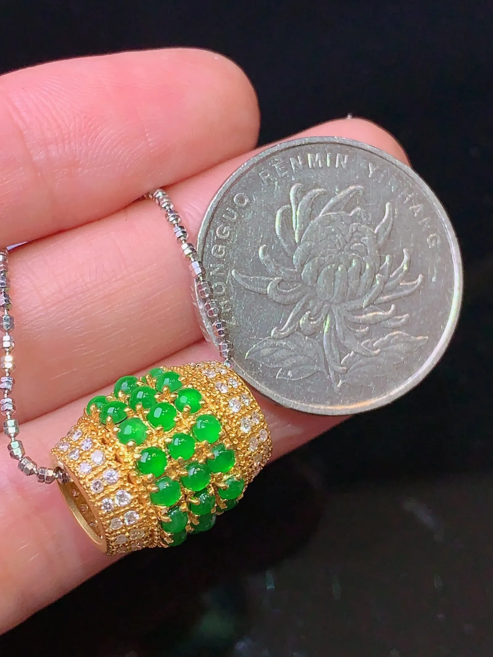 18k金钻镶嵌满绿蛋面路路通吊坠 玉质细腻 色泽清新艳丽 整体尺寸16*13.6*13.6