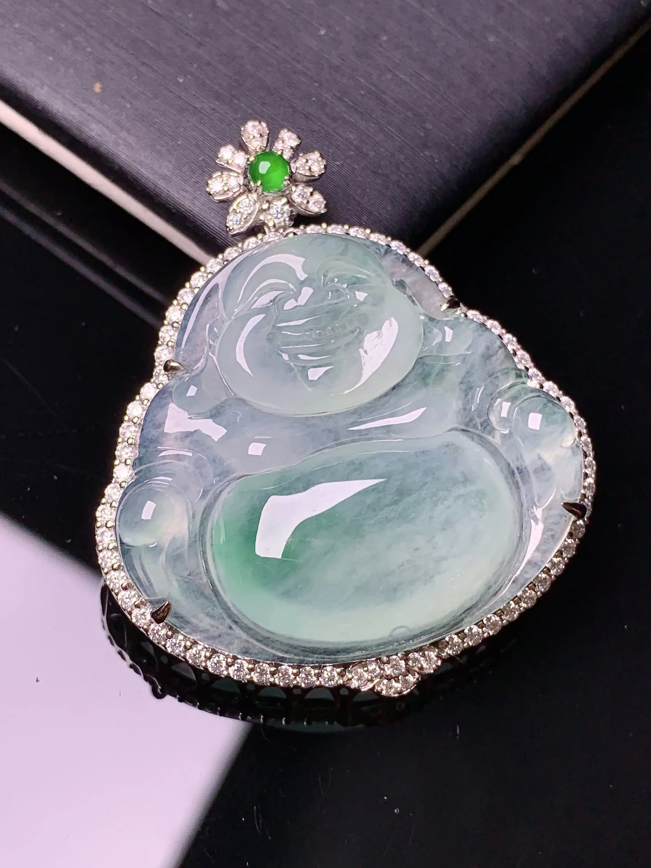 18k金钻镶嵌飘绿佛公吊坠 玉质细腻 色泽清新艳丽 整体尺寸37.5*31.3*9