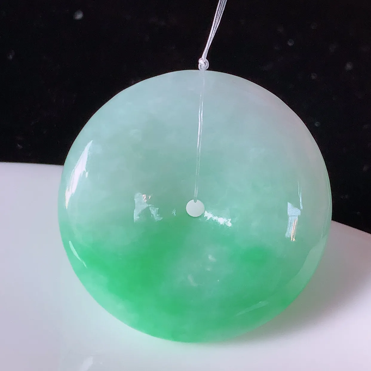 自然光实拍，水润飘绿翡翠平安扣吊坠，形体饱满圆润，平安扣肥嘟嘟的，平平安安，种水很好，配戴精美！#4