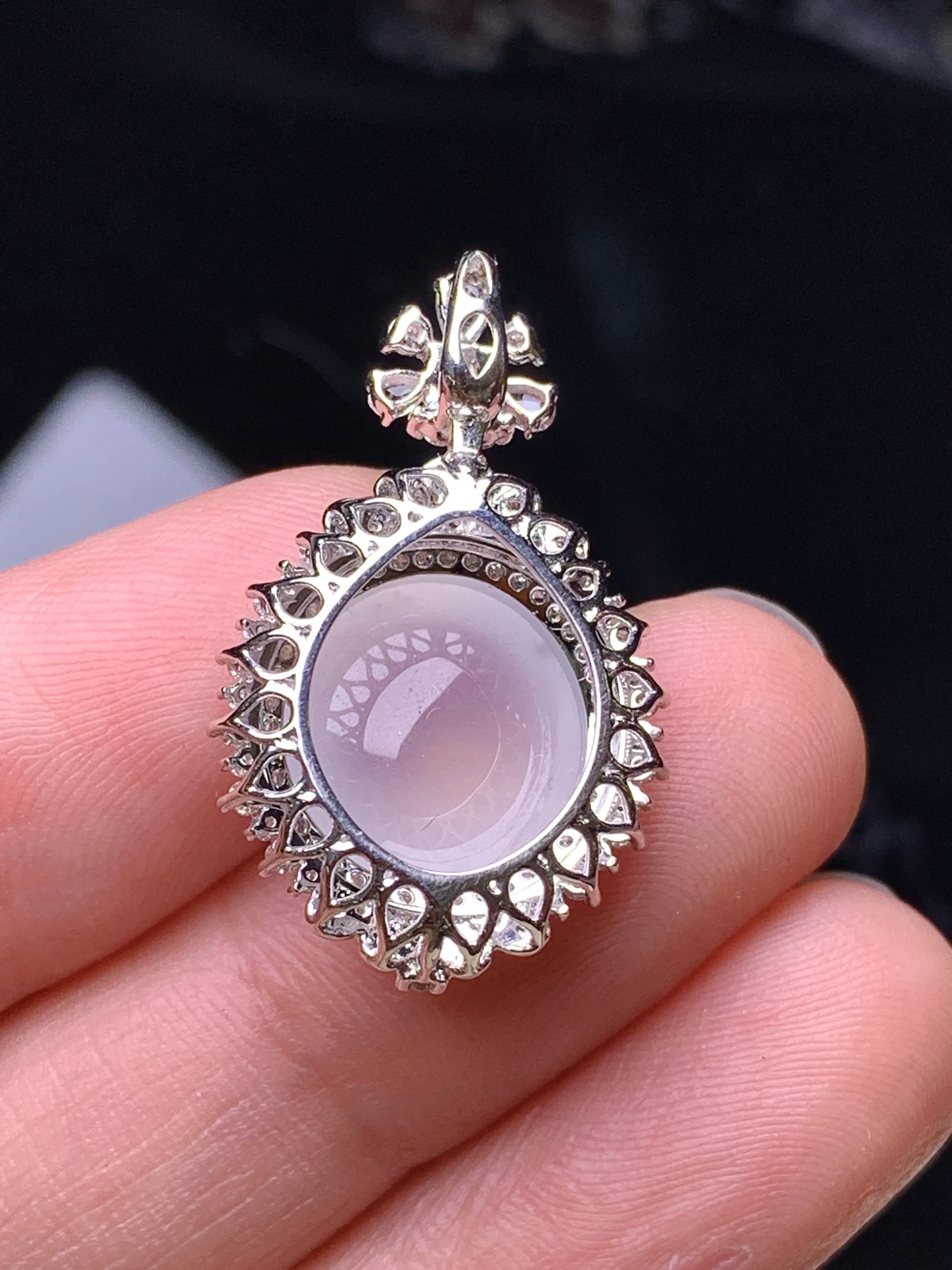 18k金钻镶嵌冰种蛋面吊坠 玉质细腻 色泽清新艳丽 整体尺寸26.7*16.5*9.5