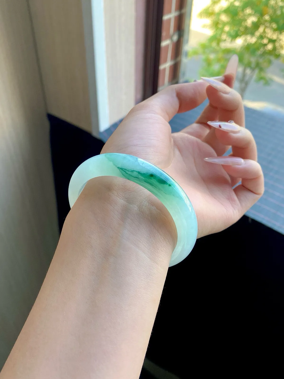 正圈56.8圈口，翡翠冰糯种飘绿手镯