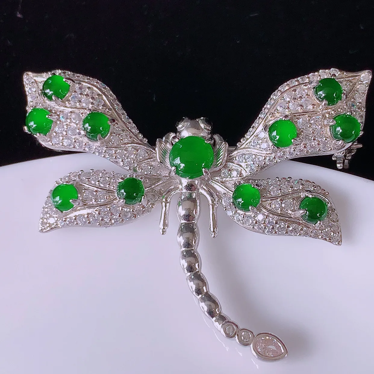 冰透满绿翡翠925银镶嵌蜻蜓胸针，自然光实拍，翠色灵动，颜色漂亮，种老水足，品相佳，佩戴佳品！#98