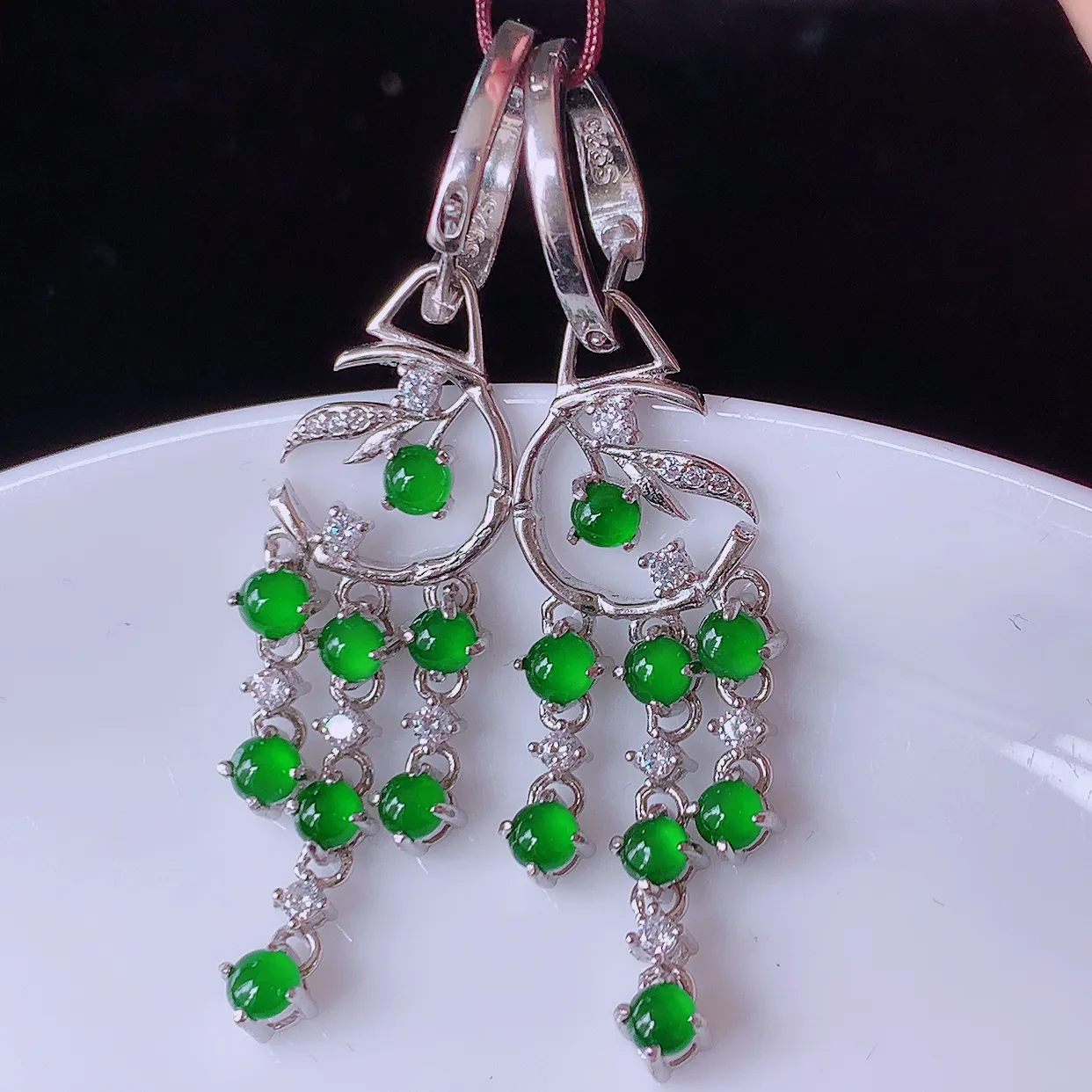 冰透满绿翡翠925银镶嵌耳坠，自然光实拍，翠色灵动，颜色漂亮，种老水足，品相佳，佩戴佳品！#98.30整体45*10.8*4 裸石3*3