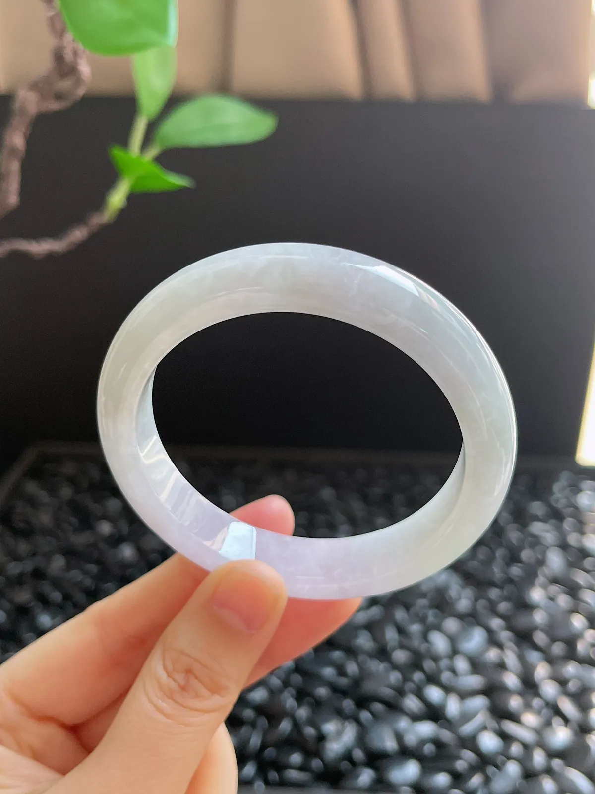 正圈54.8圈口，翡翠糯化种淡绿色手镯