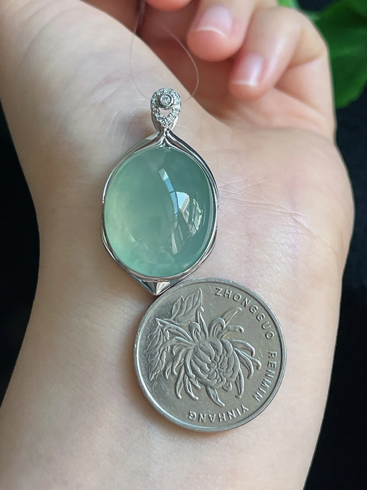 18k金翡翠冰糯种淡绿色蛋面吊坠