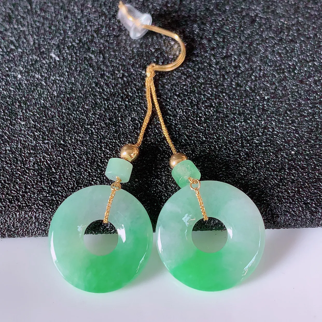 18k金镶嵌冰飘绿翡翠平安扣耳坠，沁人心脾，耳坠佩戴效果大气出众，尽显气质。种水好，胶感足，颜相当漂