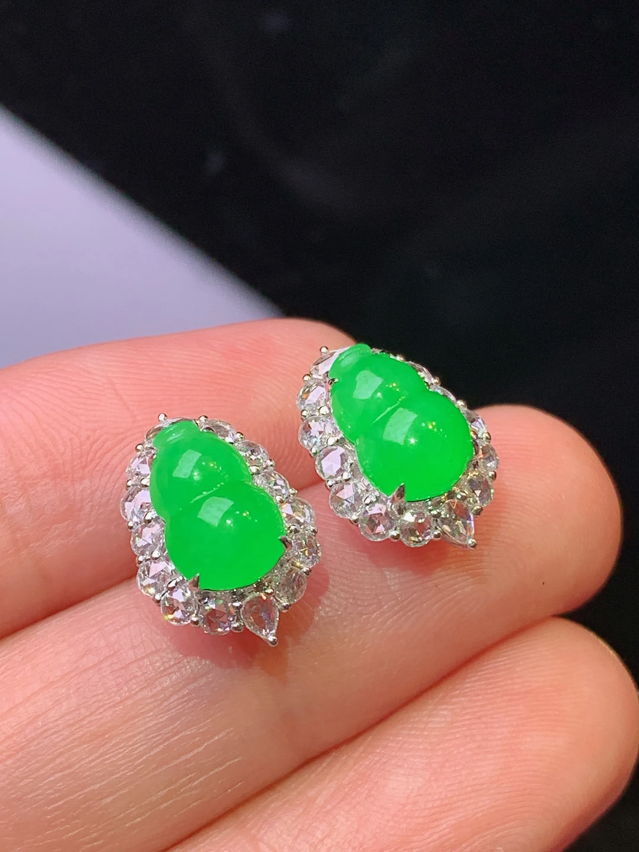 18k金钻镶嵌满绿葫芦耳钉 玉质细腻 色泽清新艳丽 整体尺寸13.8*9.6*7.5