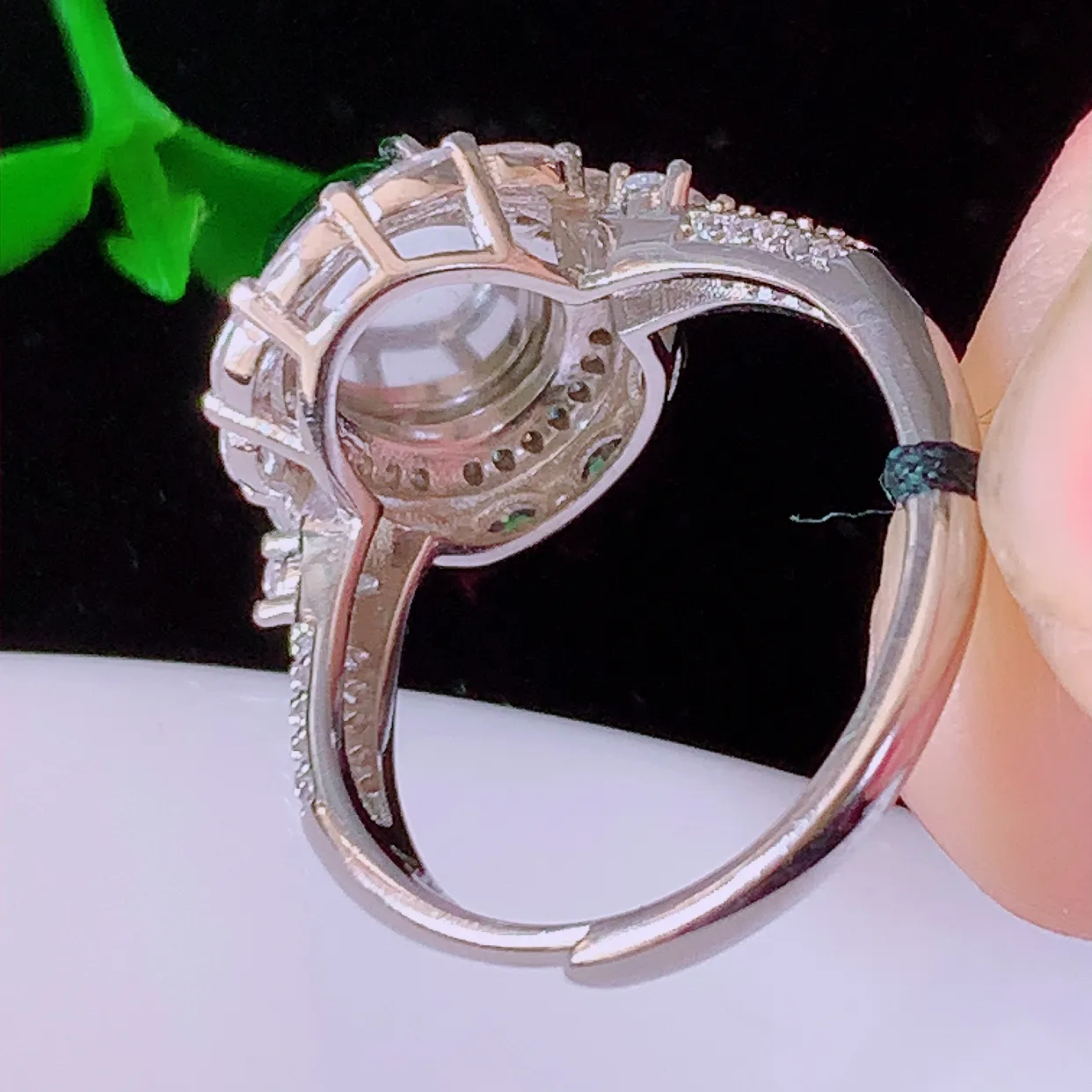 冰透满绿翡翠925银镶嵌戒指，自然光实拍，翠色灵动，颜色漂亮，种老水足，品相佳，佩戴佳品！#97.2（圈口可调大小）整体25.5*18*7.2裸石9.6*7.6