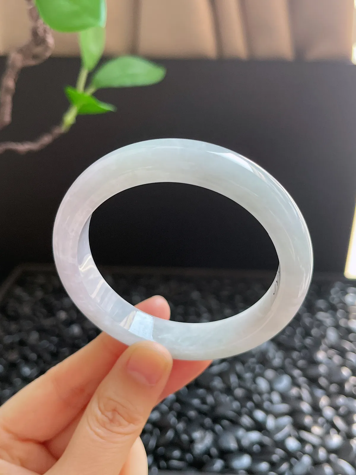 正圈54.8圈口，翡翠糯化种淡绿色手镯