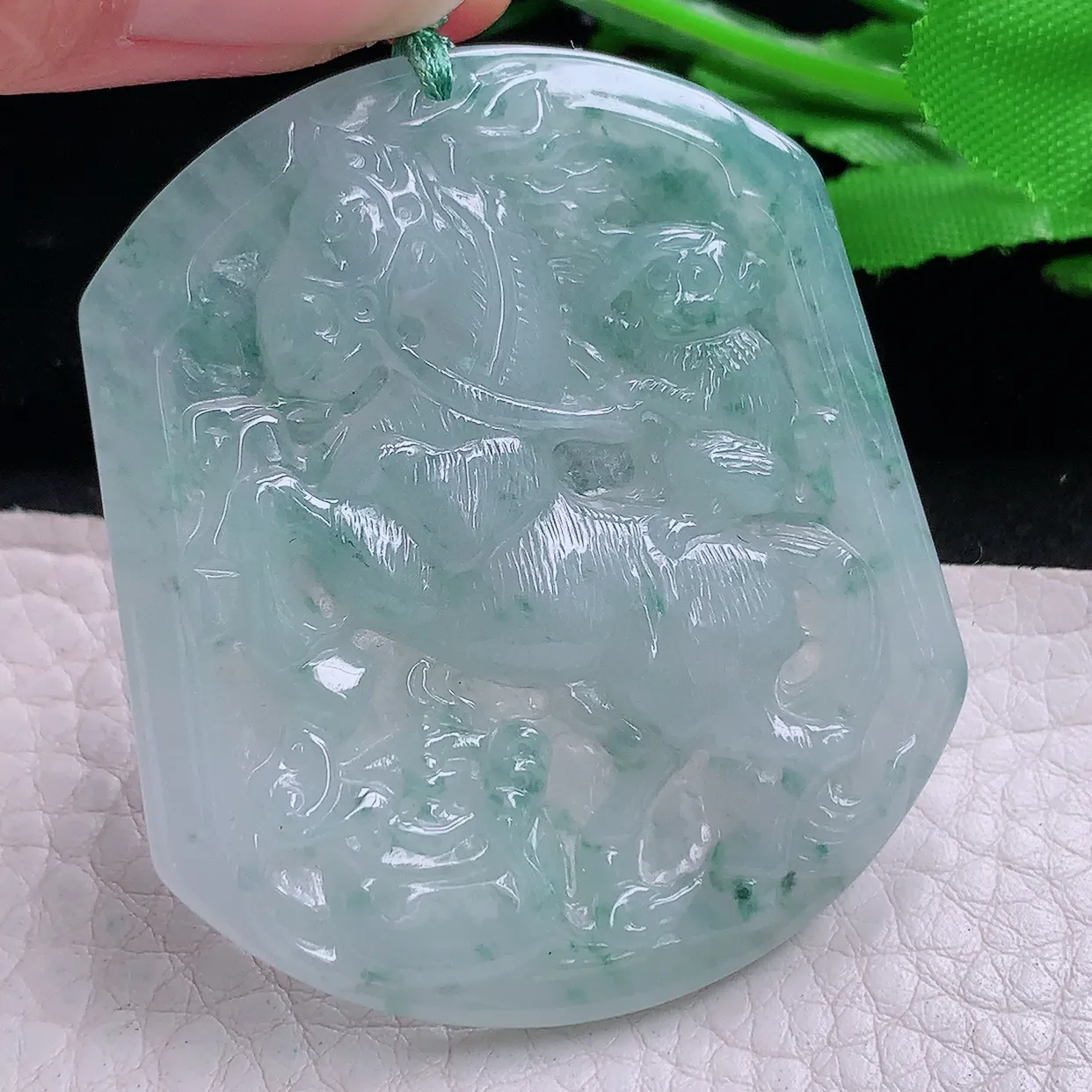 yn实拍51.8*45*5.3缅甸翡翠精雕冰飘花马上封候 马上有钱玉项坠 玉挂件