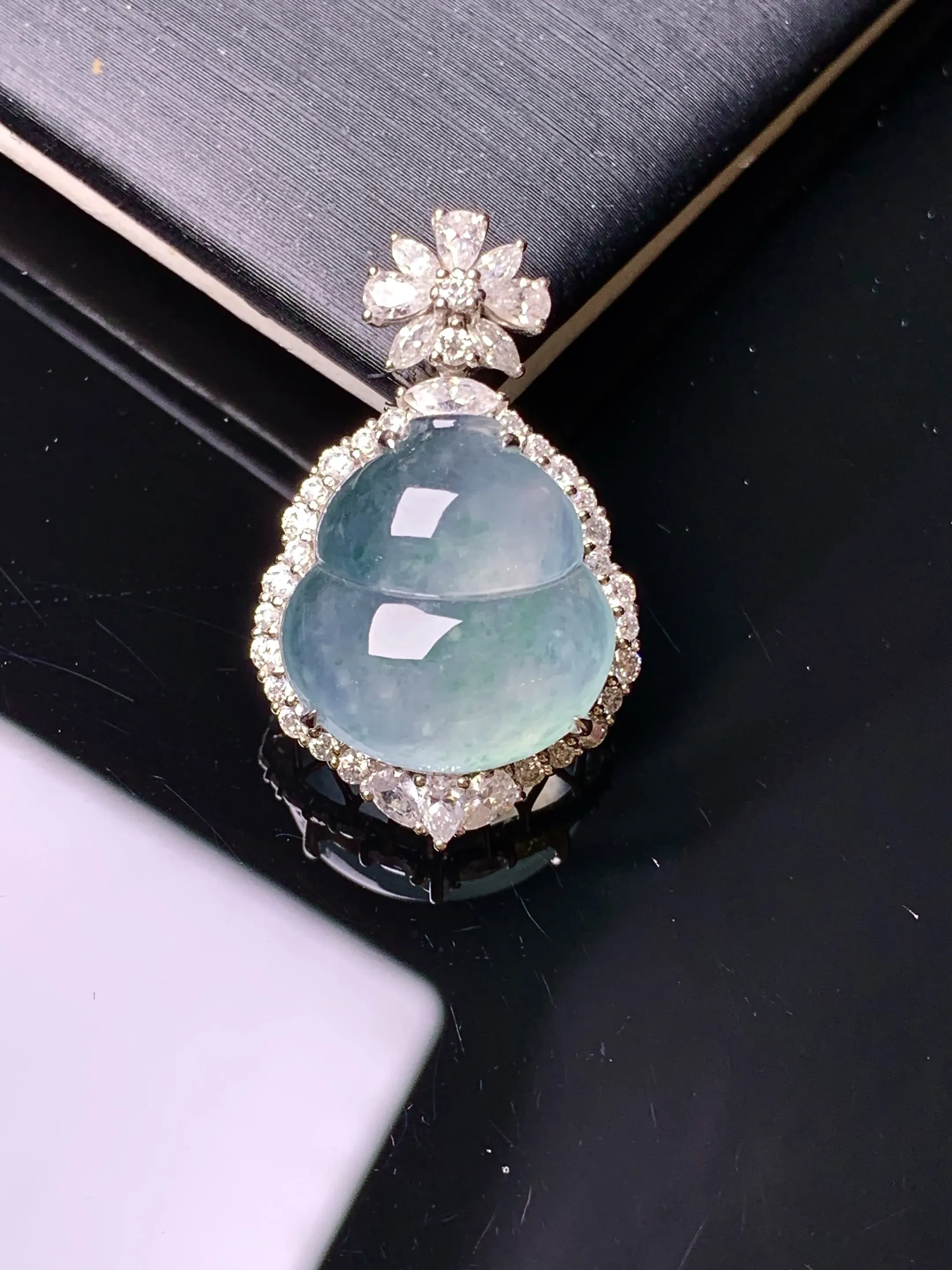 18k金钻镶嵌冰种葫芦吊坠 玉质细腻 色泽清新艳丽 整体尺寸26.6*16.2*9.5