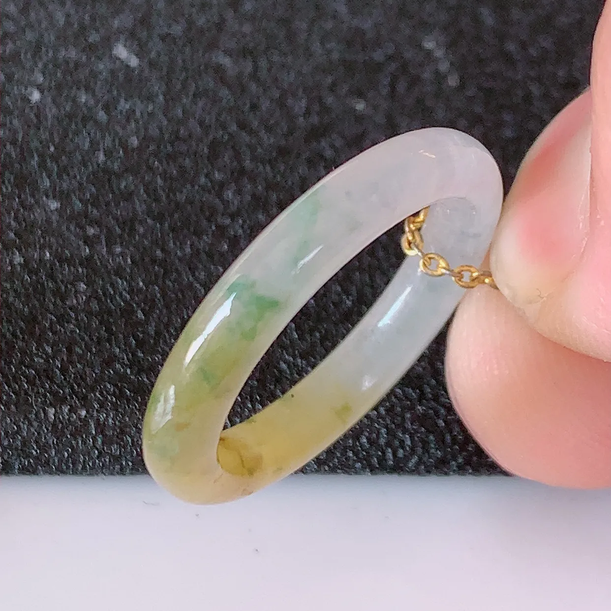 自然光实拍，特色冰种黄加绿翡翠指环，17mm内径冰三彩翡翠指环，玉戒指，玉质莹润，好精美好冰润的指环，14圈口，上手纤巧！#1.2尺寸17*3.5*3.5