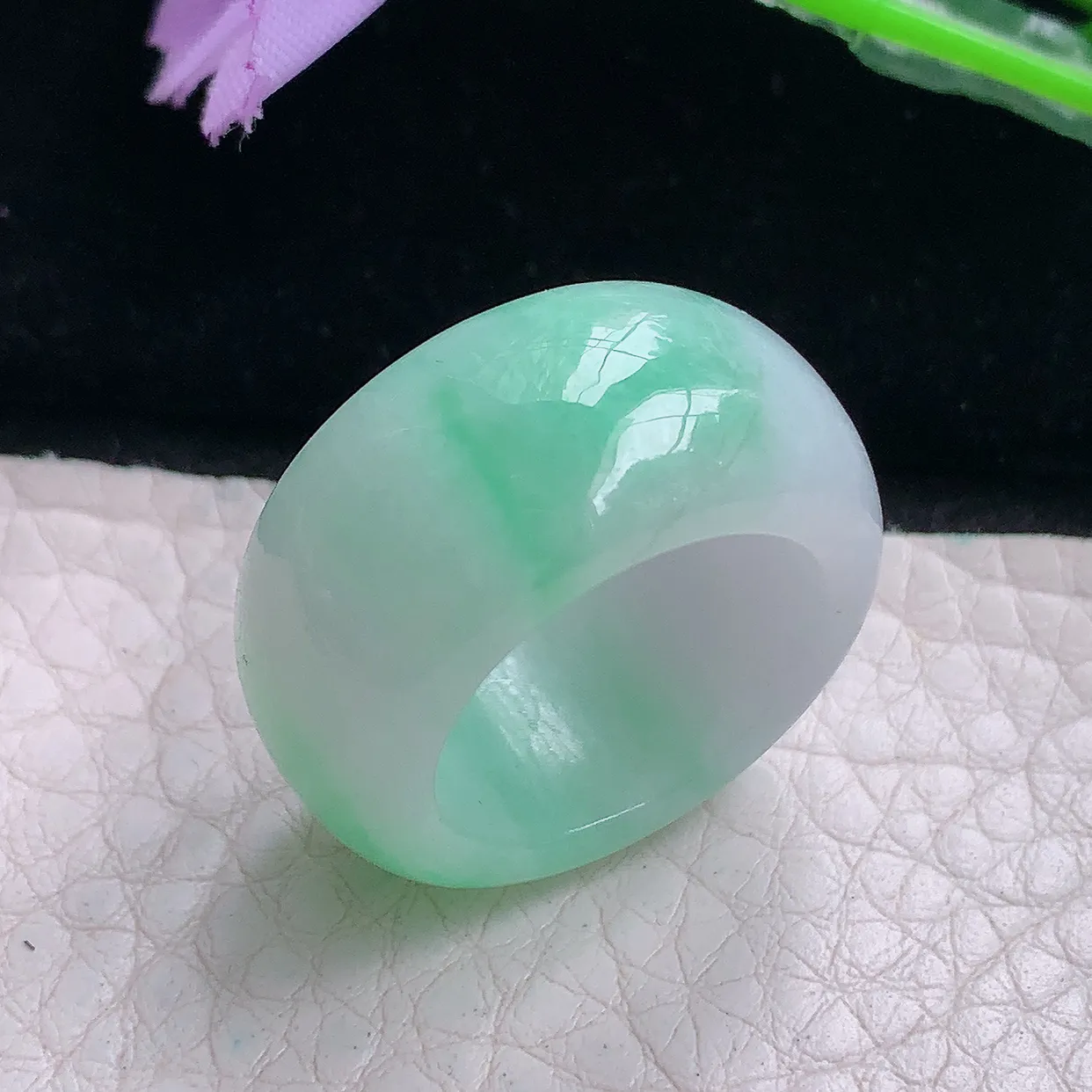 py实拍17.5*12.5*4.8缅甸翡翠精雕轮胎款飘绿玉戒指 玉指环