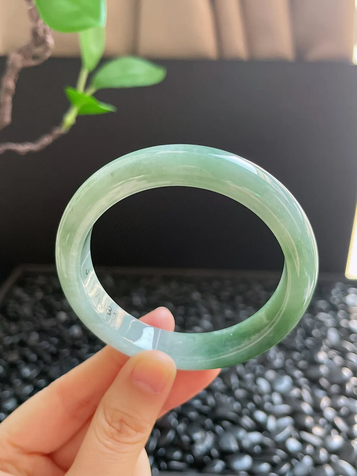 正圈56.7圈口，翡翠糯化种绿色手镯